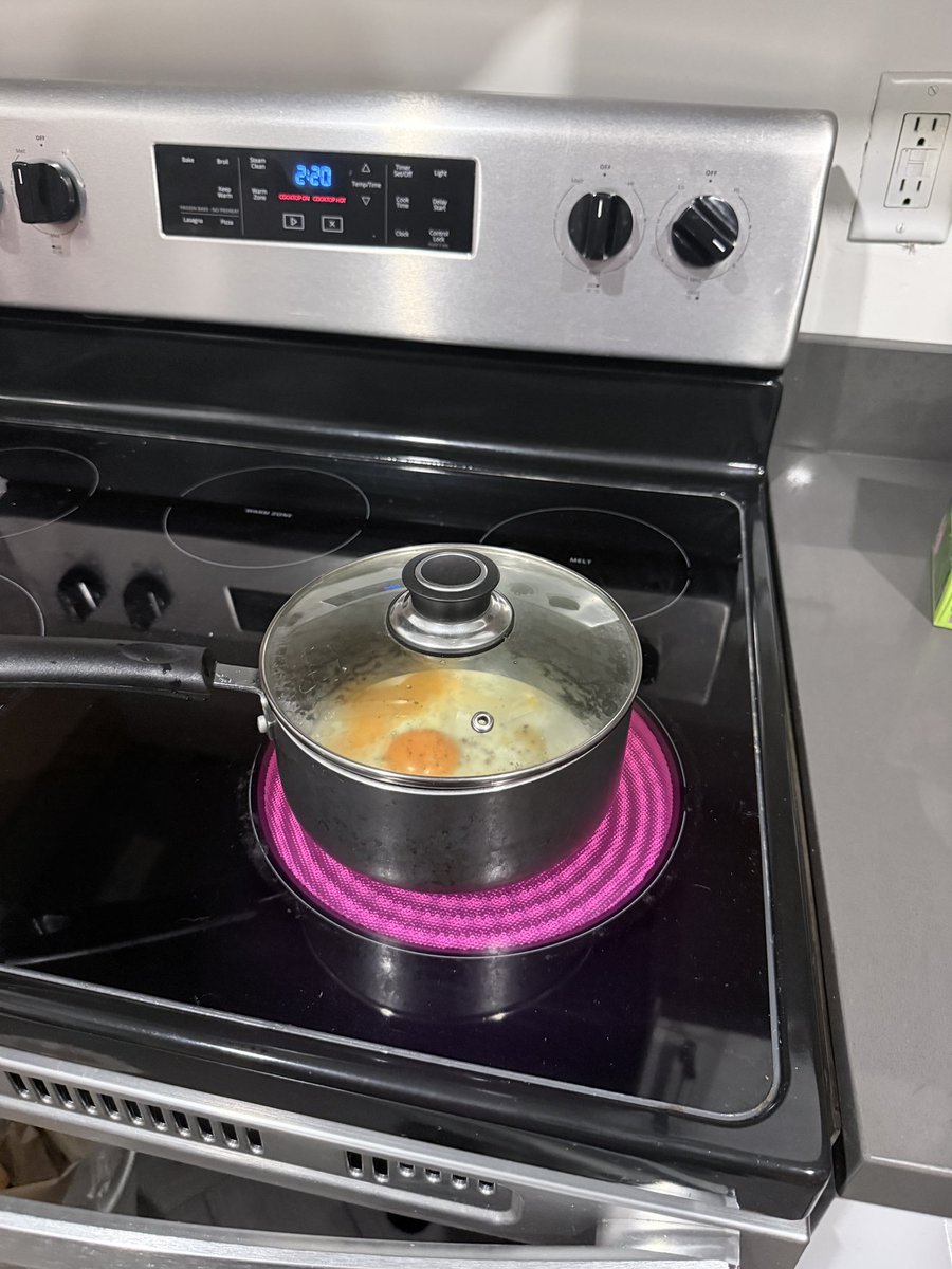 000okra's tweet photo. new home 🏠 c: (i never used induction stove before) https://t.co/mnFE1nwNn4