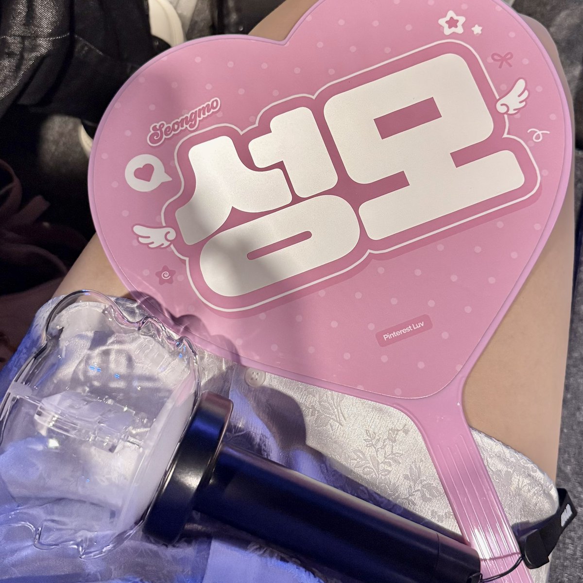 5kkuma's tweet photo. 이벤트 당첨자 다뽑고 나서야 쓰는 팬콘후기..

82오피스진짜좋앗고 회사컨셉이라는거 약간의 ptsd?..;긴햇지만 퇴사날짜정해지고 가니까 뭔가 웃기고잼썻슴 이런직원들과함께라면 부장까지도달수잇을거같네여 글고 무리하는성빈이가 엄청엄청 코여웟듬 ㅠ💞

#82DE_휴가쓰겠습니당 #82Office_Vacation https://t.co/RkumcjK4UD