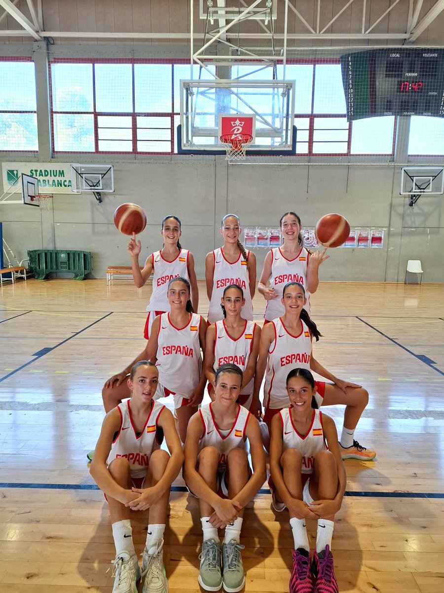 BaloncestoESP's tweet photo. 𝑻𝒐𝒅𝒐 𝒆𝒎𝒑𝒊𝒆𝒛𝒂 𝒄𝒐𝒏 𝑬𝑳𝑳𝑨𝑺 🐣

La Selección #U13F 🇪🇸 trabaja y crece estos días en Zaragoza 👌

#SomosEquipo https://t.co/pETqXIJfgN