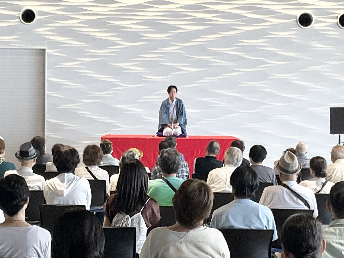 houki_t's tweet photo. 今日は金沢港クルーズターミナルで前回好評につき第2弾 港de落語 ～落語を聞く・学ぶ～親子で楽しめる噺
夏休みでお子さんもちらほら
親子で楽しめる噺ということで子供も親しみやすい落語を2席
平日のクソ暑いなか大勢のお客様にお越し頂き今回も満員御礼
ありがとうございました https://t.co/Bs0WtTdG7o