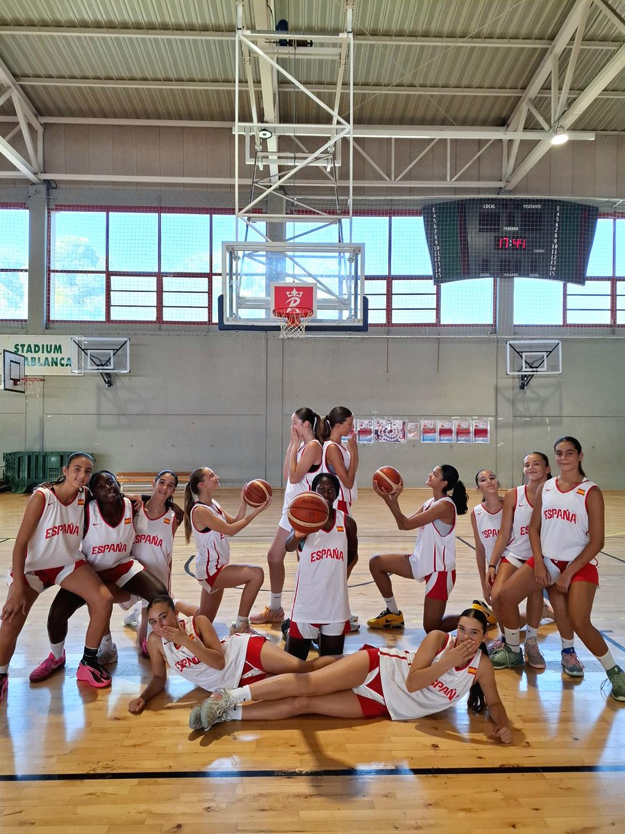 BaloncestoESP's tweet photo. 𝑻𝒐𝒅𝒐 𝒆𝒎𝒑𝒊𝒆𝒛𝒂 𝒄𝒐𝒏 𝑬𝑳𝑳𝑨𝑺 🐣

La Selección #U13F 🇪🇸 trabaja y crece estos días en Zaragoza 👌

#SomosEquipo https://t.co/pETqXIJfgN