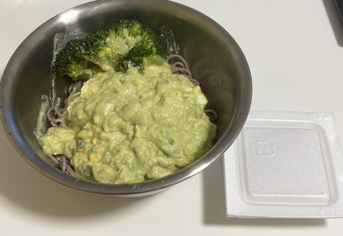 ch_men0's tweet photo. 夜ご飯はお蕎麦にブロッコリー アボカドとヨーグルト混ぜたやつ+納豆食べます https://t.co/fHLdwEQx7q