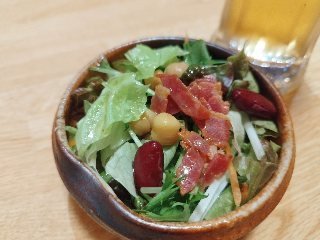 bamboodream7's tweet photo. 本日は鶏屋さんで飲み会。暑いのでビールと付き出しと馬刺しでスタートメインは地鶏焼きと鴨ざるそば https://t.co/VFBB5bedWS