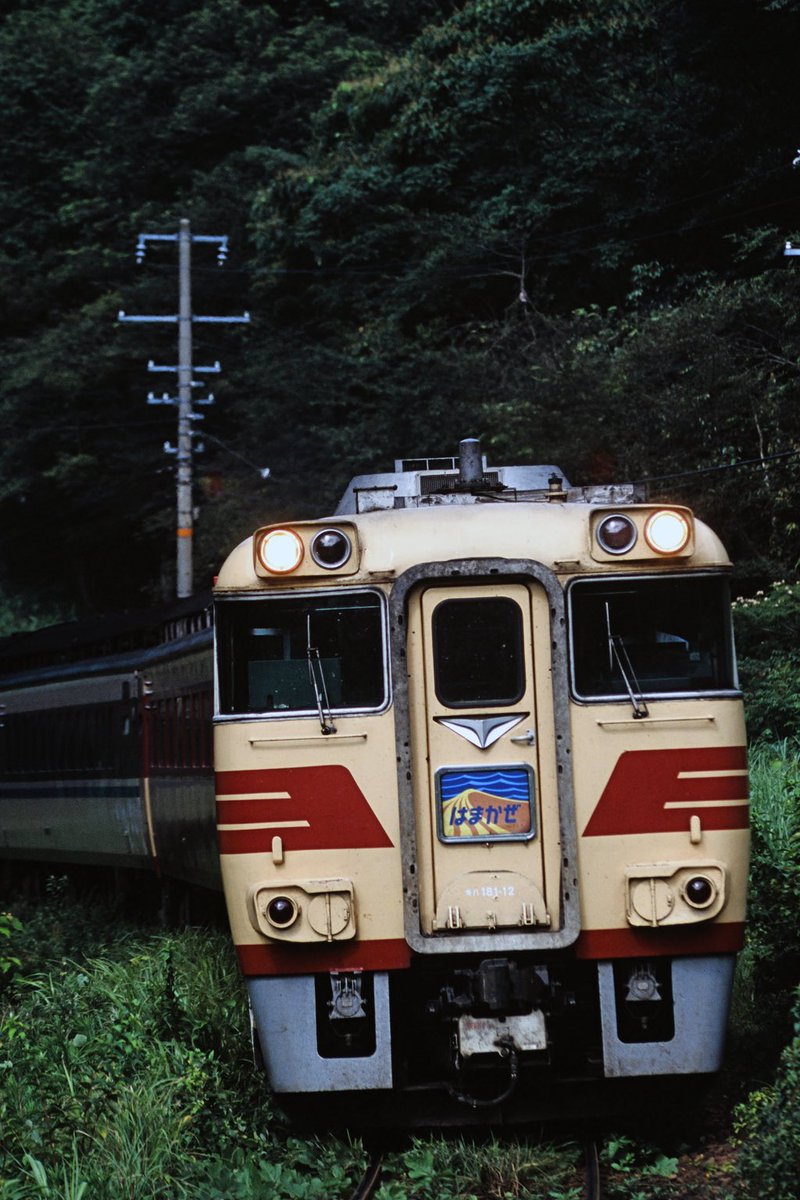 imomonta's tweet photo. 【#俺の撮り鉄史 その75】
2004年頃、山陰本線柴山にて撮影したキハ181特急はまかぜ。
この頃、いなばのキハ187化で転属した国鉄色の車両がはまかぜの運用に入っていた。
A Iにて適正露出へ修正している。

#フィルムカメラ #山陰本線 #キハ181 https://t.co/m32hpnJiFf