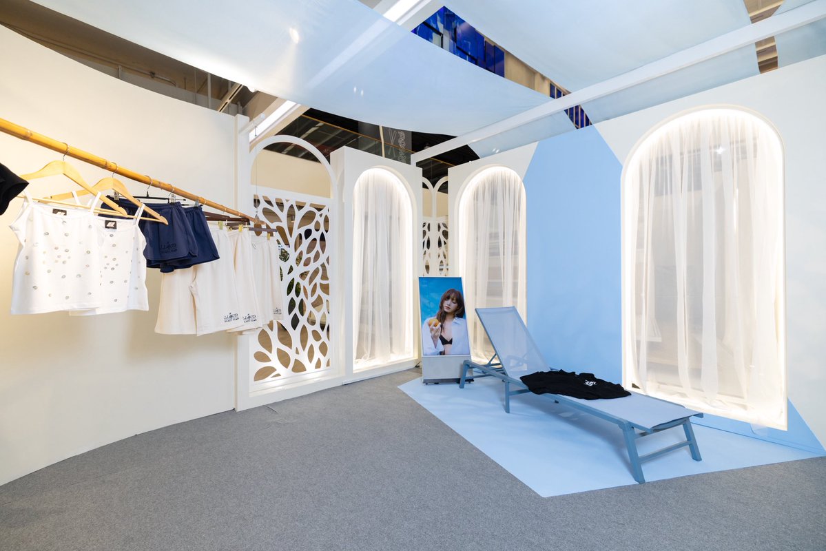 bazaarthailand's tweet photo. LLOUD BEACH CLUB POP-UP IN BANGKOK ยกบรรยากาศบีชคลับมาไว้ใจกลาง Creative Space ชั้น 3 Siam Discovery พร้อมเปิดตัว LLOUD BEACH CLUB Summer Collection ให้แฟน ๆ ของ LISA ได้สัมผัสและเลือกช้อปแฟชั่นไอเท็มจาก LLOUD  ตั้งแต่วันนี้ถึง 2 สิงหาคม 2569

#LISA 
 #LLOUDBEACHCLUB_BANGKOK https://t.co/azBJo8DOIK