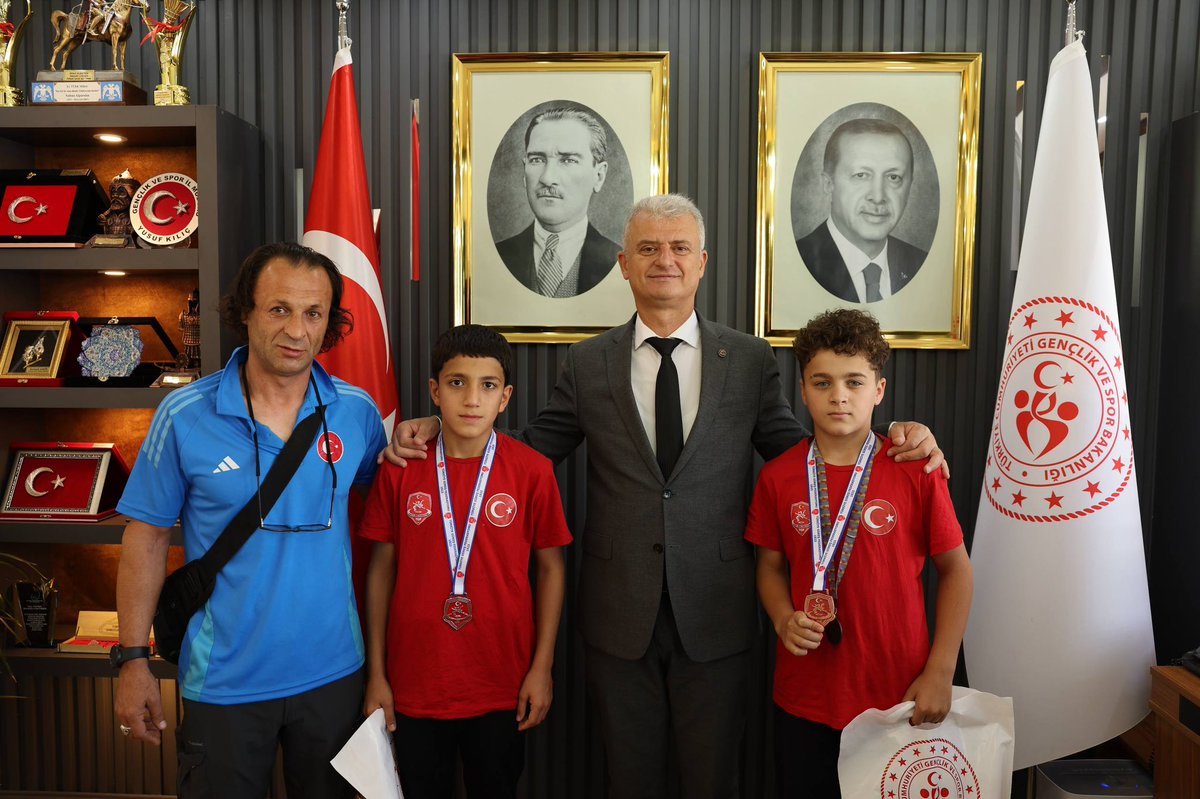GSB_Mus's tweet photo. İl Müdürümüz Yusuf Kılıç, 21-24 Temmuz 2026 Ankara’da Minikler Greko-Romen Güreş Türkiye Şampiyonası’nda 36 kg’da Türkiye 2’ncisi M. Doğan Olcay, 41 kg’da Türkiye 3’üncüsü Umut Olcan ve antrenörlerini makamında kabul etti.
İl Müdürümüz sporcularımızı tebrik ederek ödüllendirdi. https://t.co/jAV2MG4ma1