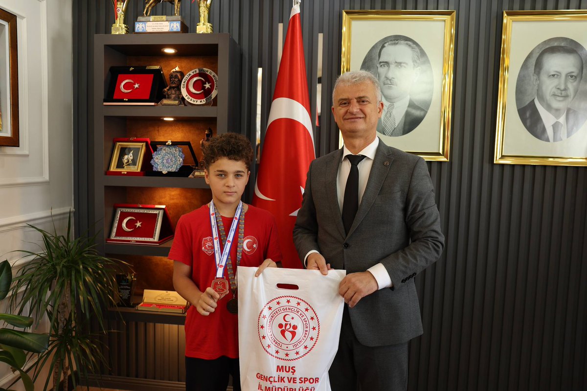 GSB_Mus's tweet photo. İl Müdürümüz Yusuf Kılıç, 21-24 Temmuz 2026 Ankara’da Minikler Greko-Romen Güreş Türkiye Şampiyonası’nda 36 kg’da Türkiye 2’ncisi M. Doğan Olcay, 41 kg’da Türkiye 3’üncüsü Umut Olcan ve antrenörlerini makamında kabul etti.
İl Müdürümüz sporcularımızı tebrik ederek ödüllendirdi. https://t.co/jAV2MG4ma1
