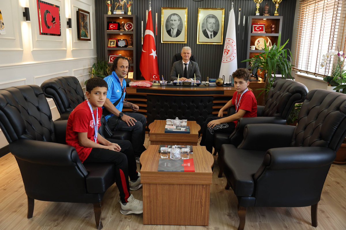 GSB_Mus's tweet photo. İl Müdürümüz Yusuf Kılıç, 21-24 Temmuz 2026 Ankara’da Minikler Greko-Romen Güreş Türkiye Şampiyonası’nda 36 kg’da Türkiye 2’ncisi M. Doğan Olcay, 41 kg’da Türkiye 3’üncüsü Umut Olcan ve antrenörlerini makamında kabul etti.
İl Müdürümüz sporcularımızı tebrik ederek ödüllendirdi. https://t.co/jAV2MG4ma1
