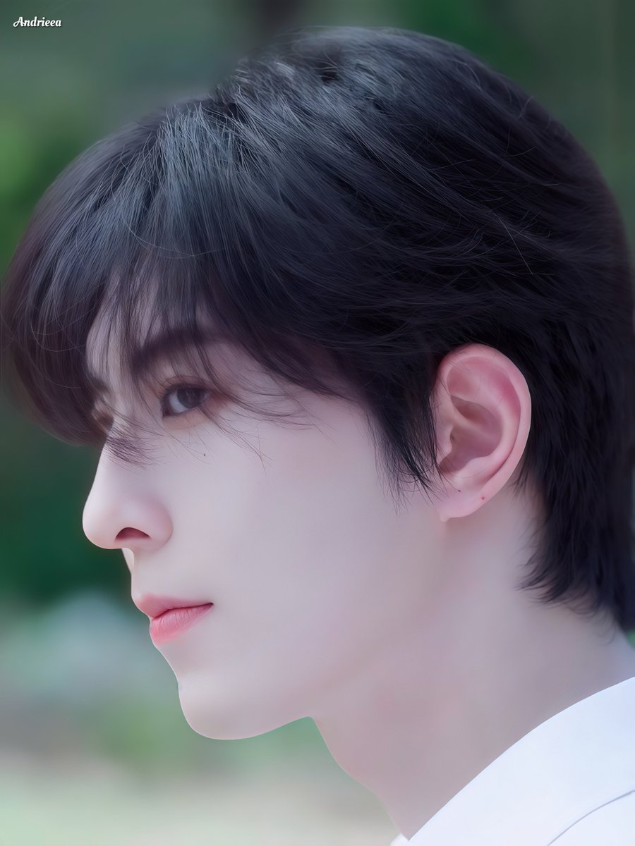andrieea_'s tweet photo. QiuQiu is such a masterpiece. His soft light. Soft eyes. Soft smile. Hard to survive. So breathtaking. He's the definition of effortless beauty ✨🤍

XINGQIU GRACES GRAZIA
#XINGQIUforGRAZIA 
#QiuDingjie #KipukaQiu #邱鼎杰 https://t.co/WSxiugOoMU