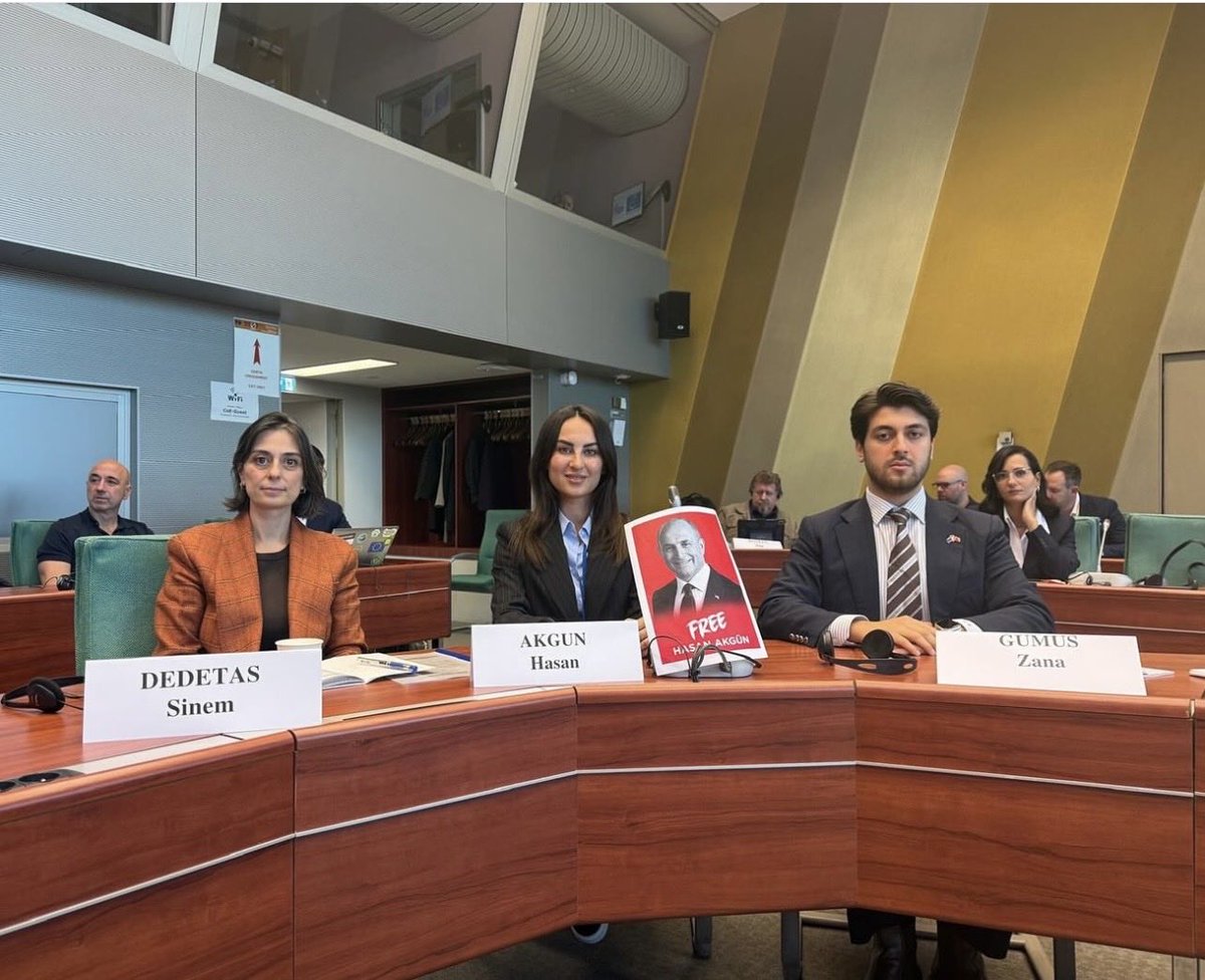 zanagumus_'s tweet photo. İki yıldır birlikte Avrupa Konseyi Yerel ve Bölgesel Yönetimler Kongresi Üyesi olarak görev yaptığımız Üsküdar Belediye Başkanı ve Kongre Bölgeler Meclisi Başkan Yardımcısı Sinem Dedetaş’ın gözaltına alınması, hukuki bir süreçten ziyade siyasi saiklerle yürütülen bir sürecin sonucudur.

Sinem Başkan’ı tanıyanlar iyi bilir. Görevini büyük bir titizlikle yerine getiren, çalışkanlığı ve sorumluluk anlayışıyla öne çıkan bir kamu yöneticisidir. Avrupa Konseyi çalışmalarında da bunu defalarca gördük. Yaşadığı sakatlığa rağmen toplantılara katılmaya özen göstermiş, yürütülen çalışmalara katkı sunmak için her zaman büyük bir gayret göstermiştir. Nitekim bu emeğinin karşılığı olarak, geçtiğimiz Genel Kurul’da ülkemizi temsilen Avrupa Konseyi Yerel ve Bölgesel Yönetimler Kongresi Bölgeler Meclisi Başkan Yardımcılığı görevine seçilmiştir.

Beraber görev yapmamızın yanı sıra, Başkanımızın Kongre’de temsil ettiği Sosyalistler, Yeşiller ve İlerici Demokratlar Siyasi Grubu’nun Başkanvekillerinden biri olarak kendisine geçmiş olsun dileklerimi iletiyor, ailesine sabır diliyor ve hukuki temelden uzak, siyasi nitelik taşıdığı kanaatinde olduğum bu süreci kınıyorum.

@sdedetas