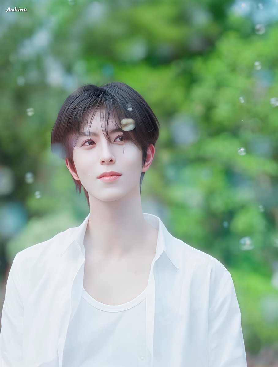 andrieea_'s tweet photo. QiuQiu is such a masterpiece. His soft light. Soft eyes. Soft smile. Hard to survive. So breathtaking. He's the definition of effortless beauty ✨🤍

XINGQIU GRACES GRAZIA
#XINGQIUforGRAZIA 
#QiuDingjie #KipukaQiu #邱鼎杰 https://t.co/WSxiugOoMU