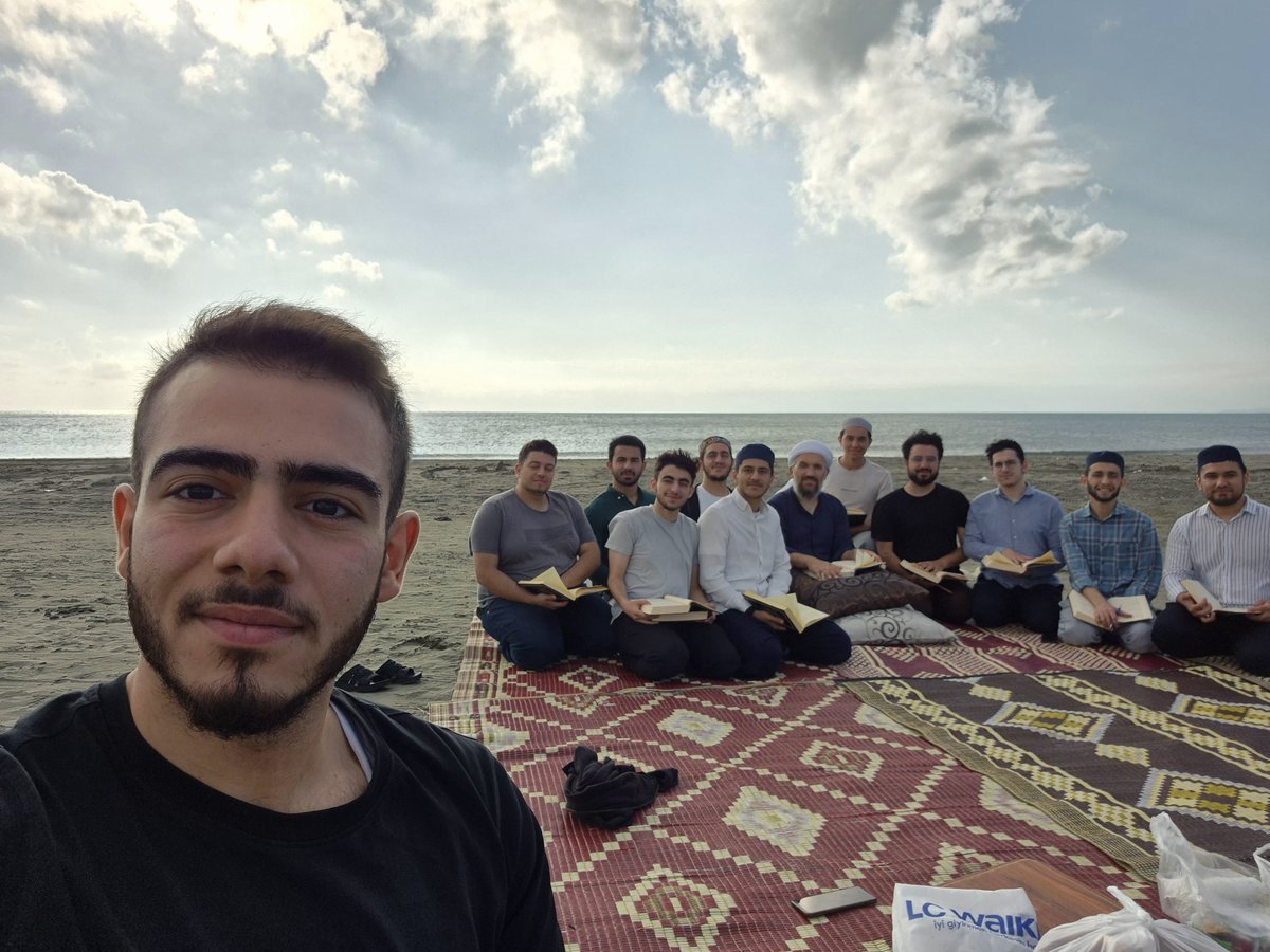 ihsanhocaresmi's tweet photo. Müslüman Kur'an'la düşünür,Onunla hâdiseleri anlar,güzellikleri Onunla keşfeder.İdeal nizamın Onunla tesisi için mücadele eder.İfamdan bu yıl mezun olacak kardeşlerimin bir sınıfıyla Nesefînin Medârik'inden son dersi okuyarak eseri bitirdik.Rabbim kardeşlerimin ilmini artırsın! https://t.co/DoIHg3fddG