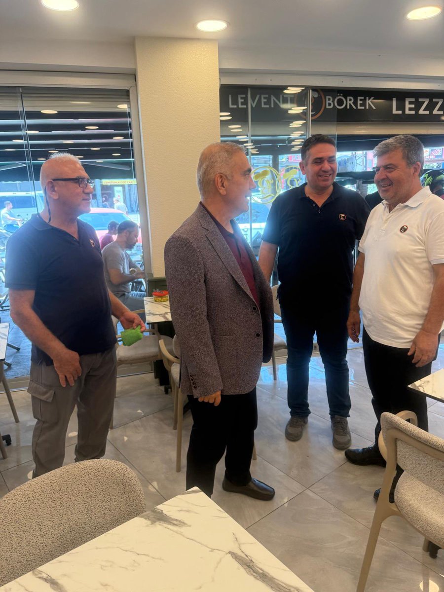 CelikcanMahmut's tweet photo. Adana’mızın gururu, lezzetiyle sınırları aşan Levent Börek’i ziyaret ettik. Güler yüzlü esnafımızla ve bu eşsiz lezzetin mimarı olan kıymetli çalışanlarla bir araya gelip hoş bir sohbet etme fırsatı bulduk.Misafirperverlik ve samimiyet için tüm ekibe yürekten teşekkür ediyorum. https://t.co/BTXpoXtcNK