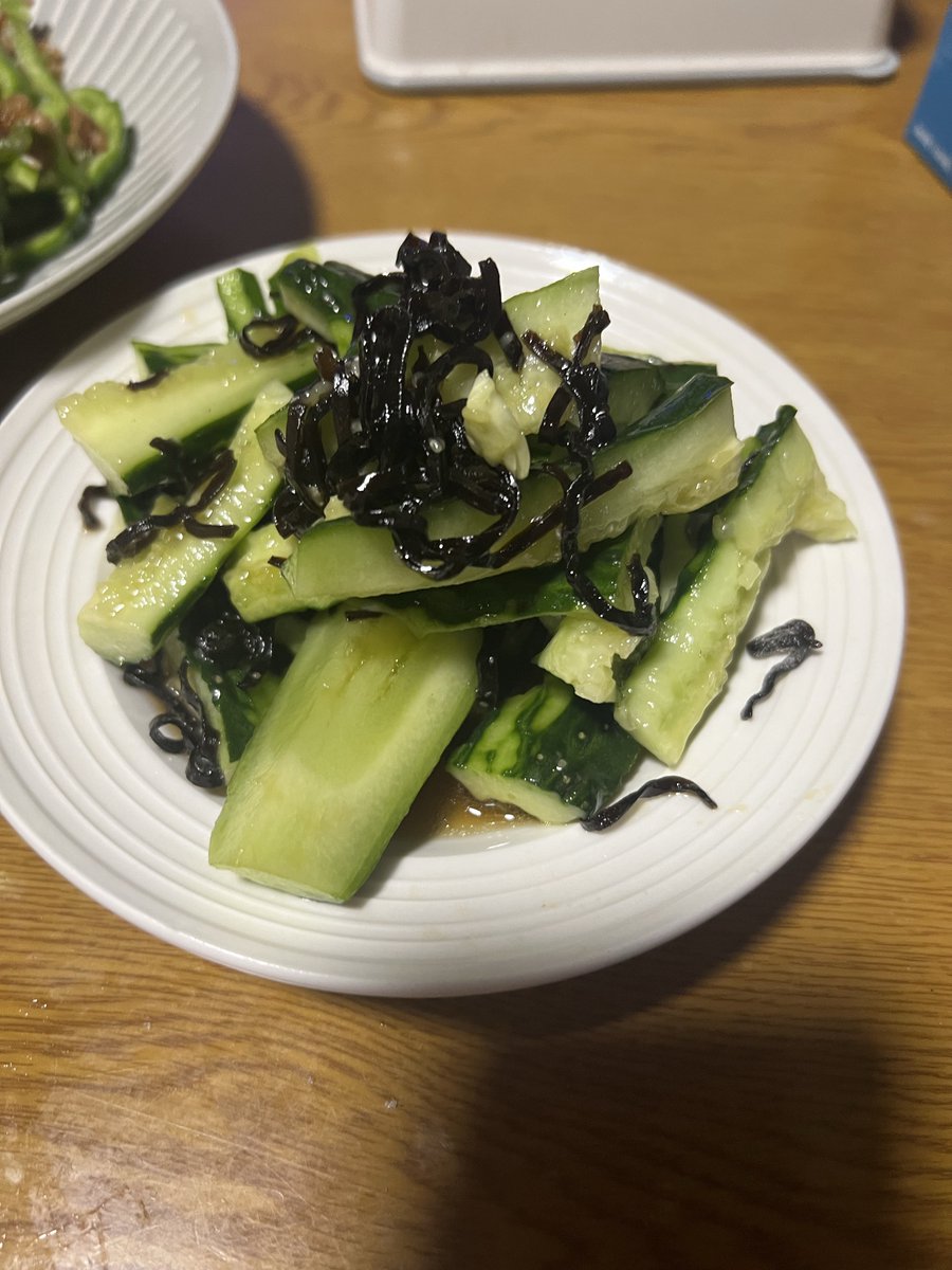 hinnnna4's tweet photo. 巨大なきゅうり、あまりに大きいから全力で叩き割ってやった🥒
わちこ最高に美味いよありがとうー！ https://t.co/aVenxaYTEn