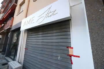 cpasdeslol_X's tweet photo. 🚨🇫🇷 FLASH | Une femme de 25 ans décède dans un institut de beauté à Nice.

La victime a fait un malaise lors d’une prestation dans un salon d’esthétique. Malgré l’intervention des secours, elle n’a pas pu être réanimée.

Une enquête a été ouverte pour exercice illégal de la médecine, homicide involontaire et administration de substances nuisibles. Trois personnes ont été placées en garde à vue.  (Nice-Matin)