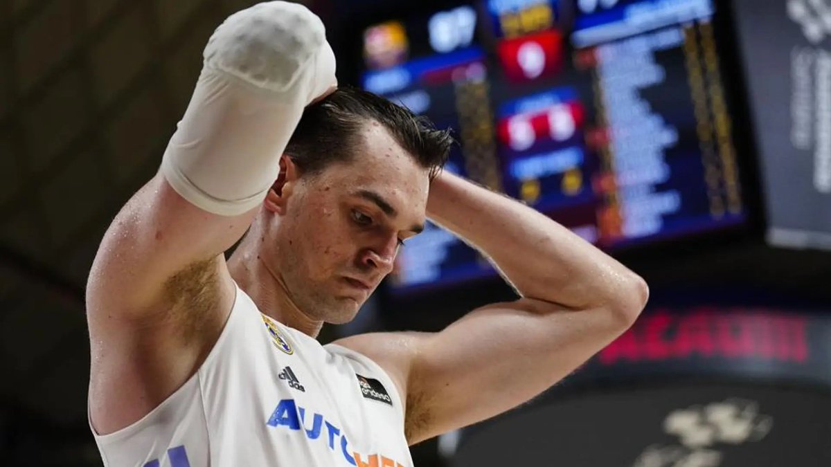 karusito83's tweet photo. 🐑✂️ Hezonja, camino de ir a por lana y volver trasquilado
 
Solo tenía cláusula de salida estipulada por contrato hasta el 20 de julio y destino NBA (1M$), como no la abonó (🤷🏻‍♂️), pues expiró. Así que, a 29 de julio, sigue siendo formalmente jugador del Madrid, por eso aparece en la web. Ya no hay cláusula de salida que valga, su libertad pasa exclusivamente por un acuerdo con el club
 
🇪🇺 Y el club, según @marcabasket, le pide no solo una compensación económica sino también retener sus derechos en Europa, como por cierto hizo el FCB en su día, los compró el Unics. Una estrategia negociadora interesante, prueba del algodón de que la NBA no es solo una estrategia para puentear al Madrid rumbo a otro club europeo
 
❓ Si su interés por seguir su carrera en EEUU es genuino, entiendo que Mario no tendrá problema en aceptar que el Madrid mantenga sus derechos en Europa. Hagan sus apuestas…