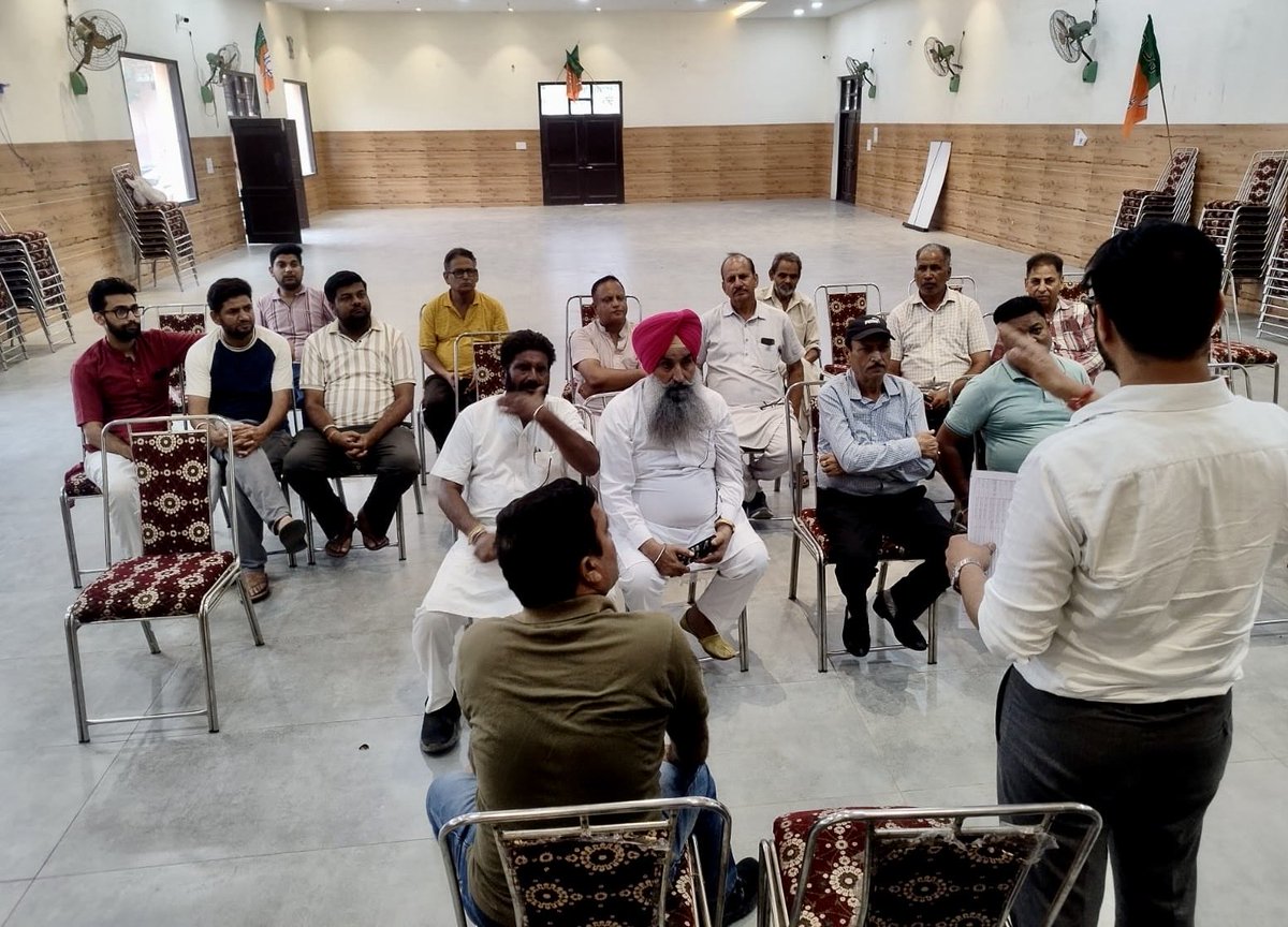 Mayank9995Ms's tweet photo. ਸੰਗਠਨ ਨੂੰ ਮਜ਼ਬੂਤ ​​ਕਰਨਾ, ਹਰੇਕ ਬੂਥ ਨੂੰ ਸਸ਼ਕਤ ਬਣਾਉਣਾ।
#ਭਾਜਪਾ #ਟੀਮਬੀਜੇਪੀ #ਪੰਜਾਬ #ਅਮਲੋਹ #ਬੂਥਮਜਬੂਤ  Strengthening the organization, empowering each booth. @BJP4Punjab  @BJP4India @KewalDhillonPB @manthriji https://t.co/iBdxb4awpd