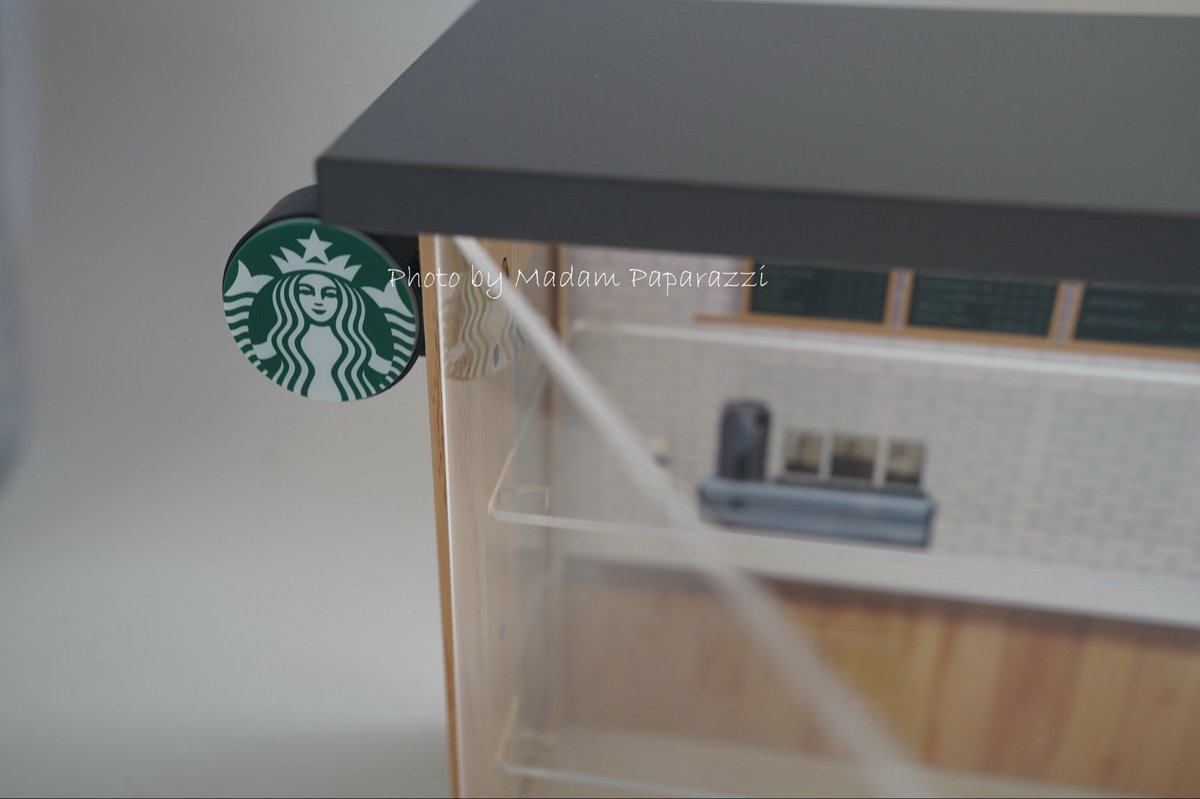 yukasutaba's tweet photo. スタバのコレクションラックが到着☕️💚

約30分で組み立て完成！
少し力は必要でしたが、不器用な私でも作れました👏

ミニチュアやベアリスタもぴったり。棚の高さも調節できます。

看板が本当に光って感動✨
わが家に小さなスタバがオープンしました。 https://t.co/N7hQZQdaJ9