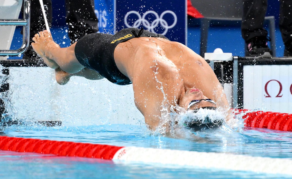 ItaliaTeam_it's tweet photo. Cinquantadue secondi netti. ⏱️
Il tempo di una gara. Il tempo di entrare nella storia. 

Il 29 luglio 2024, ai Giochi Olimpici di #Paris2024, Thomas Ceccon conquistò l'oro nei 100 dorso in 52"00, regalando all'Italia il secondo titolo olimpico azzurro a Parigi 2024. 🥇 

Un'emozione semplicemente indimenticabile 🔙

#nuoto #ItaliaTeam @FINOfficial_