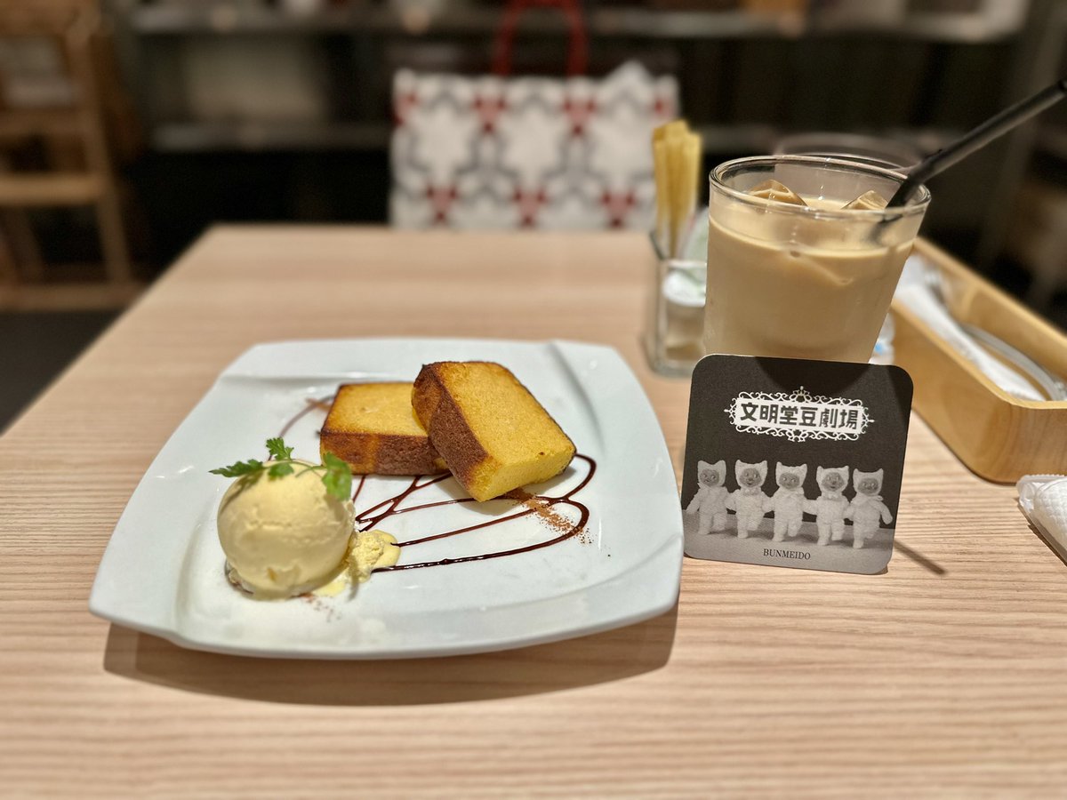 oicmitarashi's tweet photo. 文明堂カフェいったらカステラ1番電話は2番♪3時のおやつは文明堂♪の猫？のコースターでアツかった
猫…？猫だよね？ https://t.co/L09u5Y1RVy