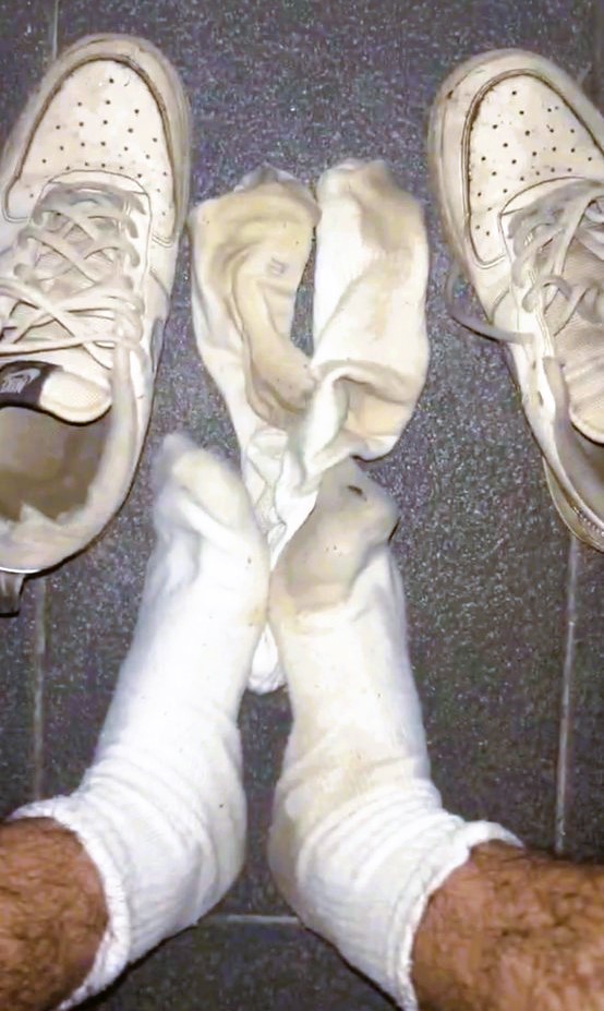 slave_here's tweet photo. La sensation quand tu mets ton nez dans les chaussettes de @raykunns est juste merveilleuse 🥵
Ton cerveau et ton portefeuille ne résisteront pas.
Va raquer à ses pieds, paie pour chaque inspiration. https://t.co/xXeGBpoTuU