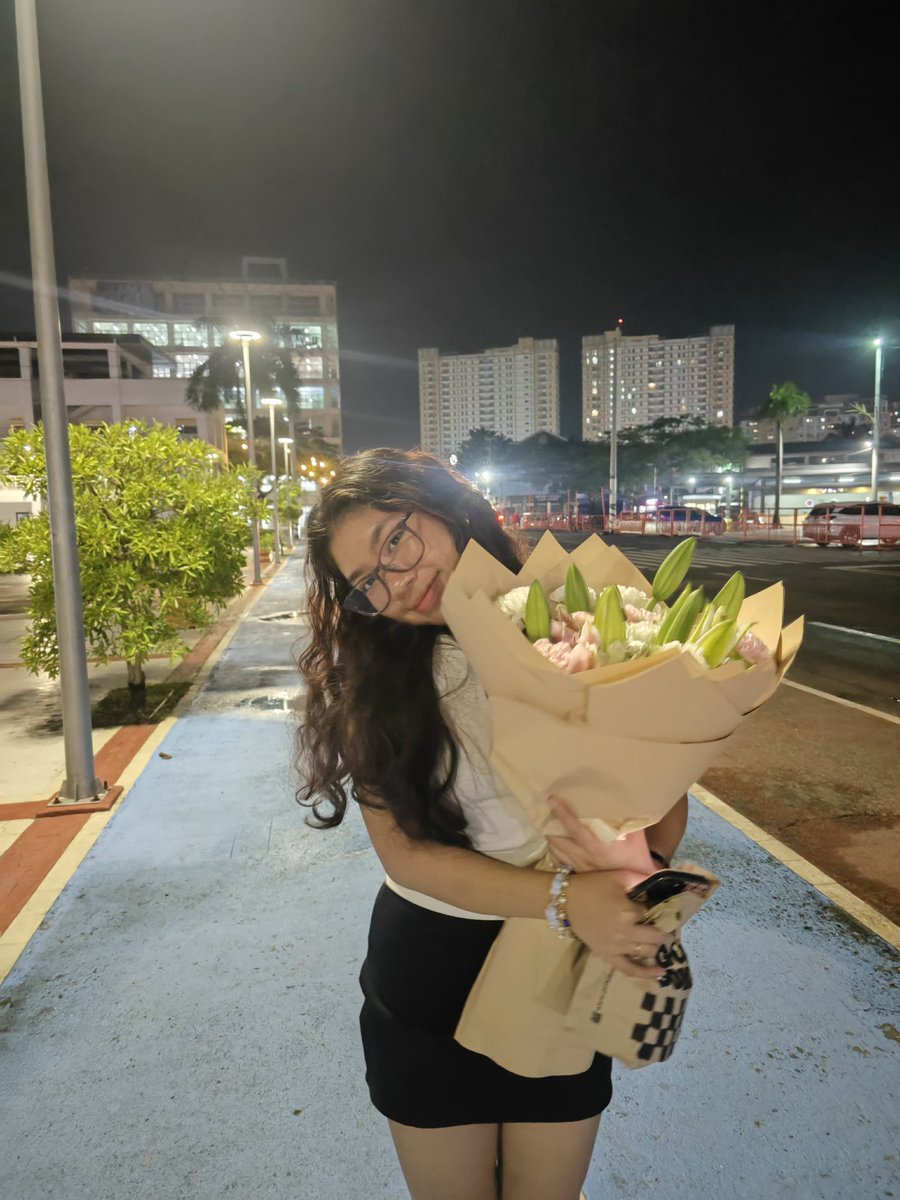 _hjhjs's tweet photo. Tomboy for the win! 🤍

Presenting my tomboy who handpicked the flowers herself and even guided the florist kung paano niya gusto lumabas yung bouquet when she asked me to be her girlfriend. 🥹

she's from Laguna pa and dumiretso ng Dangwa just to have these arranged. https://t.co/DA4jWvGQNS