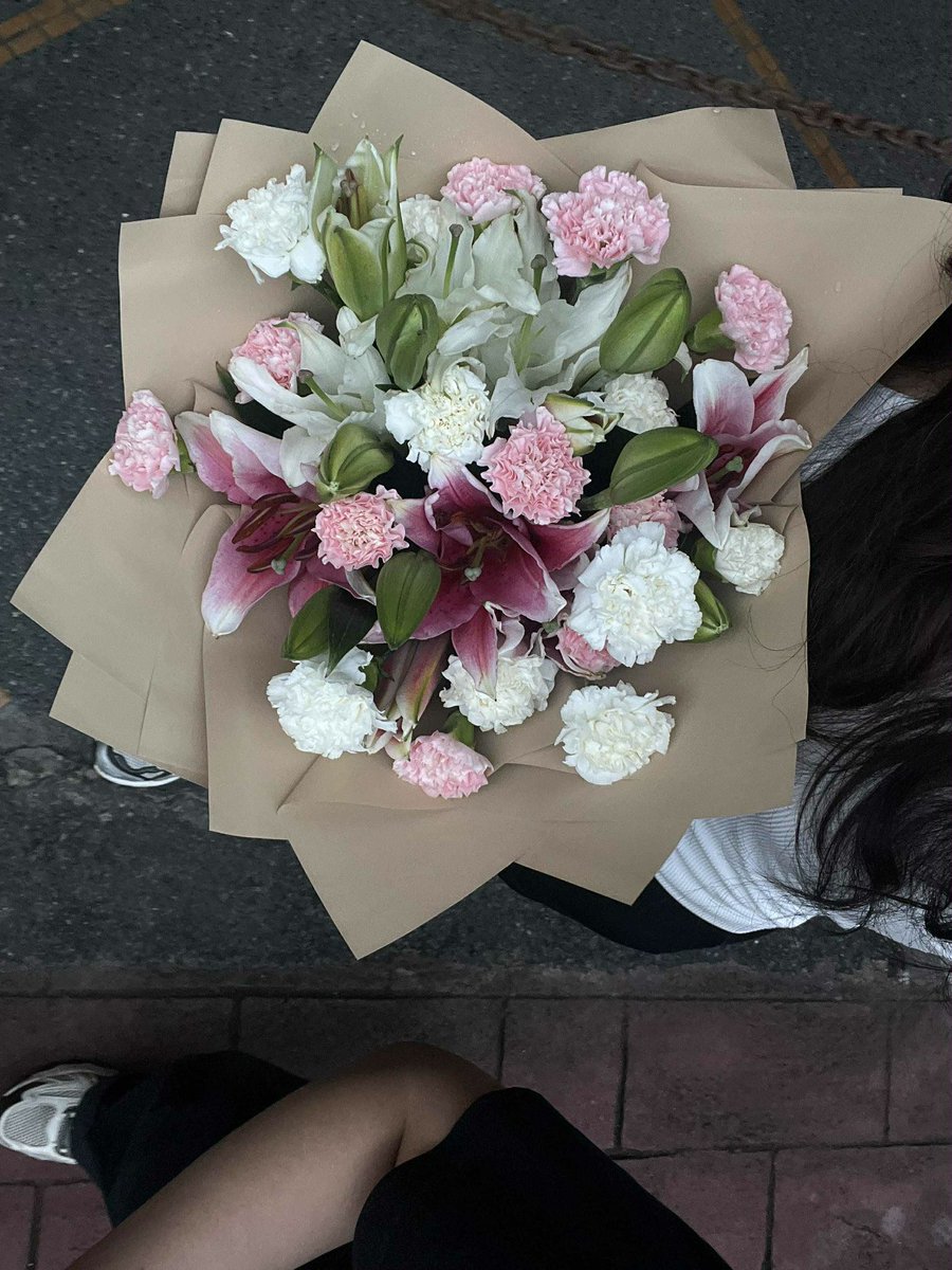 _hjhjs's tweet photo. Tomboy for the win! 🤍

Presenting my tomboy who handpicked the flowers herself and even guided the florist kung paano niya gusto lumabas yung bouquet when she asked me to be her girlfriend. 🥹

she's from Laguna pa and dumiretso ng Dangwa just to have these arranged. https://t.co/DA4jWvGQNS