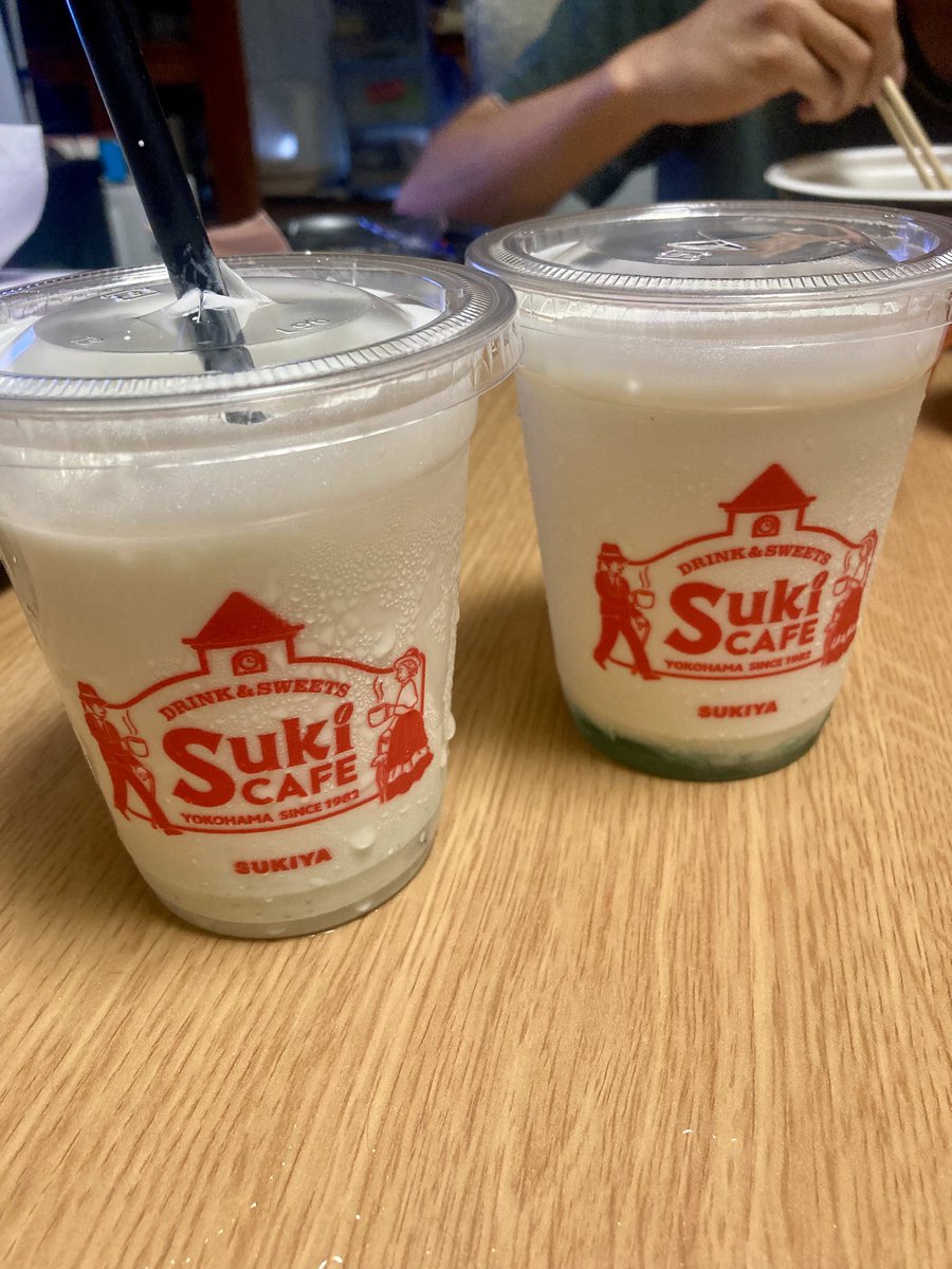 kannna223's tweet photo. すき家のラムネのシェイク、
美味しそうだったから頼んだら、
なんか白くて、
混ぜたらラムネ色になるのかな？
と思って混ぜたけど（写真左）、
どんどん白くなった笑笑🤣
写真と全然違うーっ！！笑
ってか、これで正解なのか- ̗̀💡 ̖́-

#すき家 #ラムネ #シェイク
#sukiシェイク https://t.co/gv6CLpf156