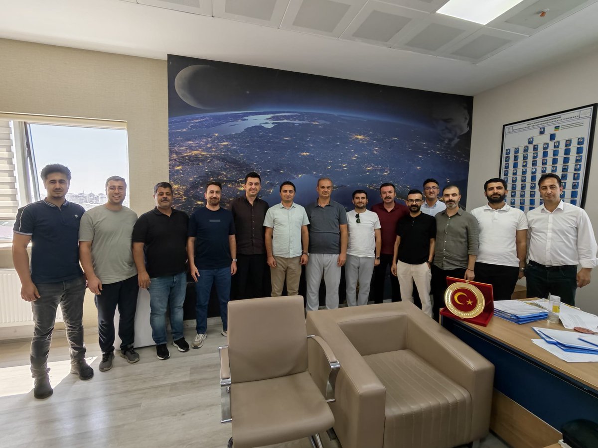 MuhTekBayindir's tweet photo. Mühendis Tek-Sen Bayındırlık Sendikası Genel Merkezi ile Güneydoğu Doğu Anadolu 1 No'lu Şube yöneticilerimizle birlikte, Diyarbakır Kadastro Müdürümüz Sayın Cengiz Çetinkaya'yı makamında ziyaret ettik.

Gerçekleştirdiğimiz nezaket ziyaretinde, kadastro hizmetlerinin yürütülmesi sürecinde görev yapan mühendislerimiz ve teknik personelimizin çalışma hayatına ilişkin değerlendirmelerde bulunarak mesleki beklentiler, kamu hizmetlerinin etkinliği ve kurumlarımız arasındaki iş birliğinin güçlendirilmesine yönelik karşılıklı fikir alışverişinde bulunduk.

Oldukça samimi ve verimli geçen görüşmede, ortak akıl ve istişare kültürünün kamu hizmetlerinin kalitesine sunduğu katkının önemini bir kez daha vurgulama fırsatı bulduk.

Nazik kabulleri, misafirperverlikleri ve yapıcı yaklaşımları dolayısıyla Sayın Cengiz Çetinkaya'ya teşekkür ediyor, görevinde üstün başarılar diliyoruz.

Mühendis Tek-Sen Bayındırlık Sendikası olarak kamu kurumlarımızla güçlü iletişimi esas alan anlayışımız doğrultusunda, mühendislerimizin ve teknik personelimizin haklarını geliştirmeye yönelik çalışmalarımızı kararlılıkla sürdürmeye devam edeceğiz.

@MuhTekSen_Konf 
@MuhTekBuro 
@MuhTekTrmOrmn 
@MuhTekBayindir 
@MuhTekYerelYntm 
@muhteksenkultur 
@MuhTekSenSagSos 
@KaMuhEnerjiSen 
@MuhTekSenUlasim
@csbgovtr 
@tkgmgovtr @AFADBaskanlik @Toki_Kurumsal
@dbakirvalilik
@ilbanktr