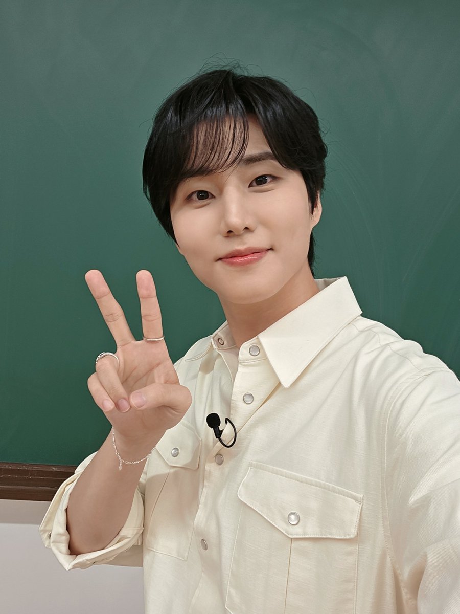 day6official's tweet photo. [ #DAY6_BEHIND ]

𝓒𝓪𝓻𝓹𝓮 𝓓𝓲𝓮𝓶!

My Day의 2교시를 책임질 
토롸노에서 온 신규 강사 Brian Kang 인사드립니다.

#DAY6 #데이식스
#YoungK #영케이 
#빠더너스 #BDNS https://t.co/hB6SJPu3LP