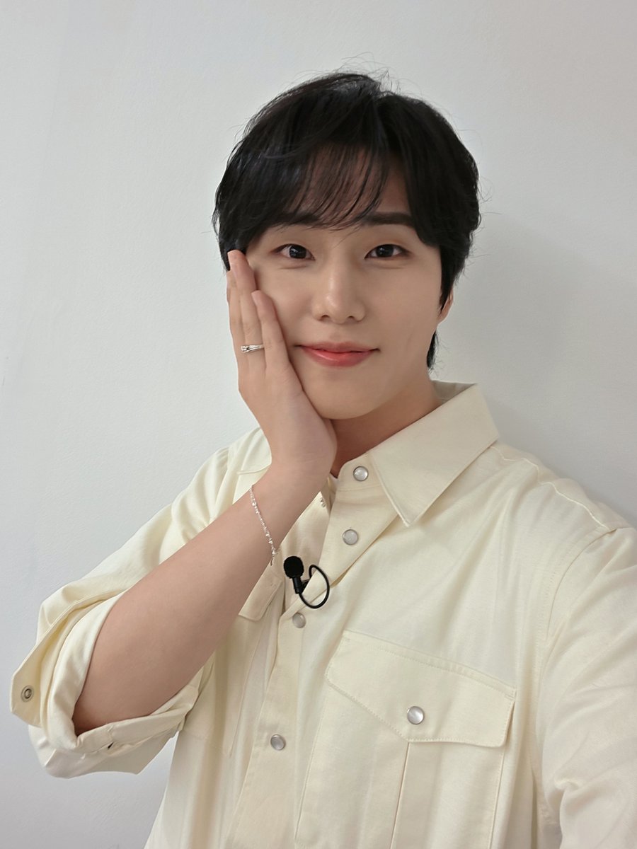 day6official's tweet photo. [ #DAY6_BEHIND ]

𝓒𝓪𝓻𝓹𝓮 𝓓𝓲𝓮𝓶!

My Day의 2교시를 책임질 
토롸노에서 온 신규 강사 Brian Kang 인사드립니다.

#DAY6 #데이식스
#YoungK #영케이 
#빠더너스 #BDNS https://t.co/hB6SJPu3LP