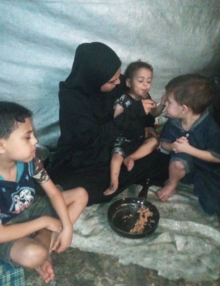 EmanFromGaza4's tweet photo. https://t.co/Hz1qak9GCO
Maalesef günlerdir hiçbir bağış alamadık. 💔
Gazze'deki durumumuza bakın. Çocuklarım çadırlarda, yiyecek ve ilaç olmadan büyüyor. Açlıktan ve acıdan onları koruyamayacağım korkusuyla gözyaşlarımı tutuyorum. Lütfen bizi yalnız bırakmayın. Desteğiniz bizim can simidimiz. 🙏🕊️