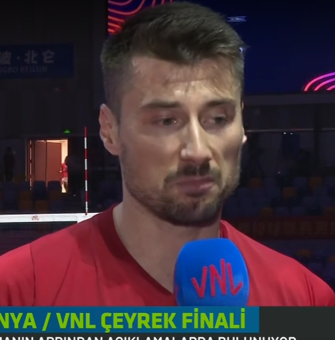 gibbybaris's tweet photo. 🎙️ Murat Yenipazar:

Çok zor abi. Konuşması çok zor şu an. Yanlış bir şey söylememem gerekiyor çünkü hikayeyi buraya kadar getirebildik. O kırılma noktalarını oynayamadık, yapamadık yani. Çok üzgünüm. Üzgünken çok konuşmamak gerekiyor. 

Sadece hani burada herkes üzgün, takımın başında herkes üzgün, ailelerimiz üzgün. Sadece bizimle gurur duyuyorlardır yine de, eminim bundan. Biz de mücadelemizle gurur duymalıyız. Bugün yapamamış olabiliriz ama ileride bunu yapacağız, söz veriyorum. 

Onlar daha dirençli kaldılar özellikle set sonlarında. Bitiremedik abi, bitiremedik. Yani sadece gerçekten çok çok gururluyum. Hikayeyi buraya kadar getirebildik ama az önce dediğim gibi söz veriyorum bu hikayeyi ileri zamanlarda daha ileriye götüreceğiz. Bugün olmadı ama yarın olacak.