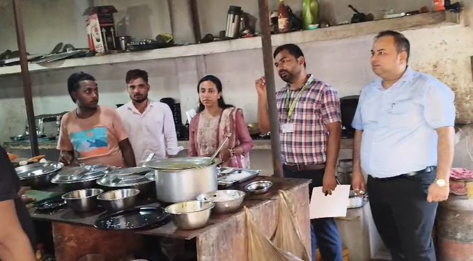 NewsKantap's tweet photo. मऊ में खाद्य विभाग की टीम ने चेकिंग अभियान चलाया। दोहरीघाट, मधुबन समेत कई इलाकों में छापेमारी की गई। 
बिना लाइसेंस दुकान संचालित करने वालों पर कार्रवाई की जाएगी।
@DMMau1 #Mau #FoodDepartment #UttarPradesh #Checking #KantapNews https://t.co/AefpIZ7J1w