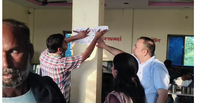 NewsKantap's tweet photo. मऊ में खाद्य विभाग की टीम ने चेकिंग अभियान चलाया। दोहरीघाट, मधुबन समेत कई इलाकों में छापेमारी की गई। 
बिना लाइसेंस दुकान संचालित करने वालों पर कार्रवाई की जाएगी।
@DMMau1 #Mau #FoodDepartment #UttarPradesh #Checking #KantapNews https://t.co/AefpIZ7J1w