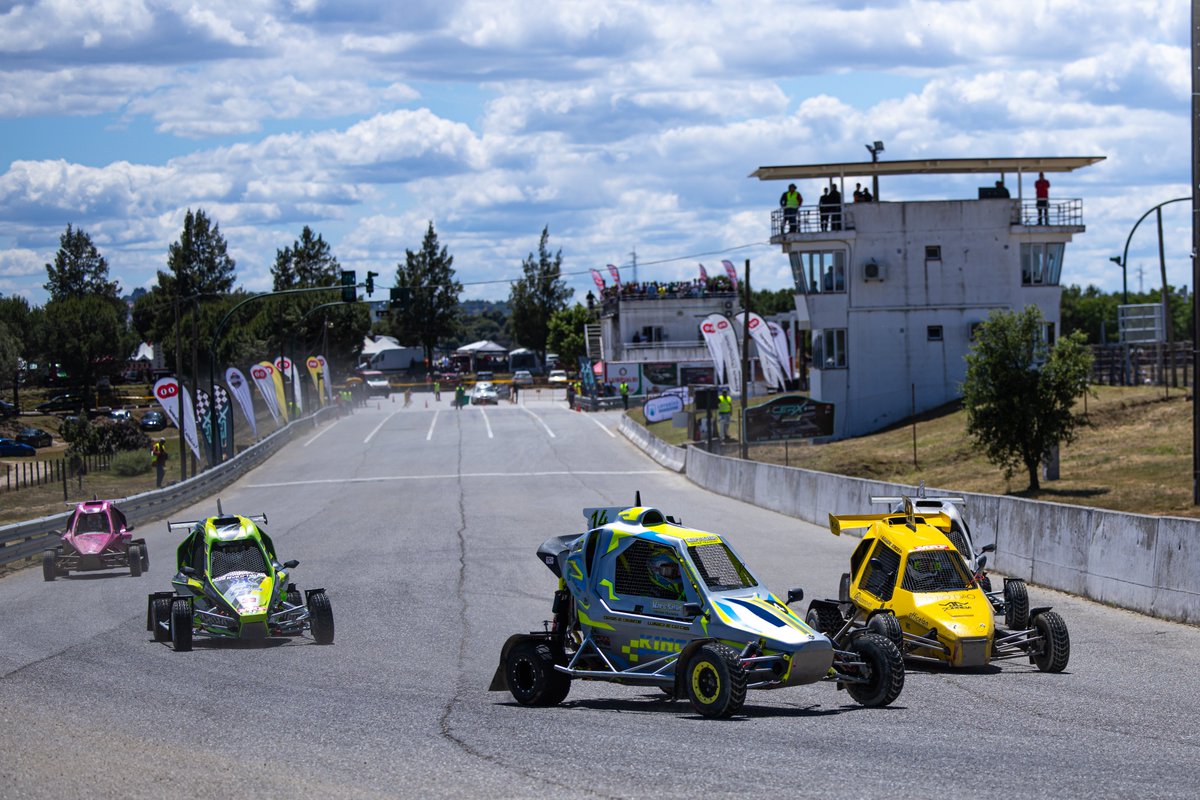 CERX_RFEDA's tweet photo. Marc Batlle lidera #CrosscarRX🟡

Las victorias en Miranda de Ebro y Castelo Branco le sitúan al frente del #CERXLoterías... con el permiso de Alexandre Borges que buscará batirle en @MontalegreRX  ⚔️

Y, Rodrigo Suárez con la caña de pescar preparada 🎣

#CERX #Rallycross https://t.co/T8RdZcrY83