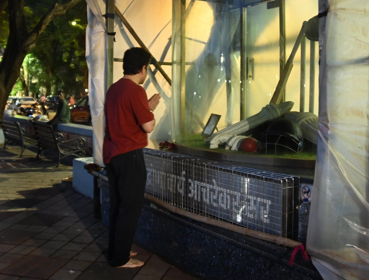 toi_gauravG's tweet photo. Bharat Ratna &amp; cricket legend Sachin Tendulkar visited the memorial of his Guru Ramakant Achrekar on the auspicious day of Guru Purnima, at the Shivaji Gymkhana.. Photo by Prakash Parsekar https://t.co/4UwqrToLjZ