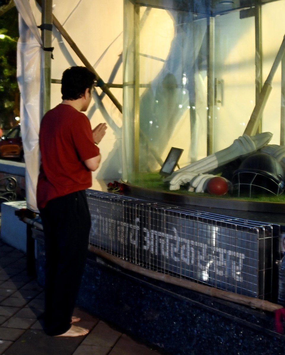 toi_gauravG's tweet photo. Bharat Ratna &amp; cricket legend Sachin Tendulkar visited the memorial of his Guru Ramakant Achrekar on the auspicious day of Guru Purnima, at the Shivaji Gymkhana.. Photo by Prakash Parsekar https://t.co/4UwqrToLjZ
