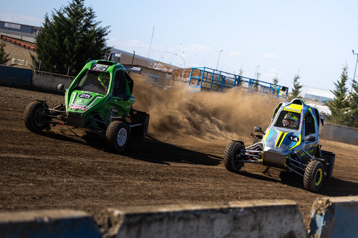 CERX_RFEDA's tweet photo. Marc Batlle lidera #CrosscarRX🟡

Las victorias en Miranda de Ebro y Castelo Branco le sitúan al frente del #CERXLoterías... con el permiso de Alexandre Borges que buscará batirle en @MontalegreRX  ⚔️

Y, Rodrigo Suárez con la caña de pescar preparada 🎣

#CERX #Rallycross https://t.co/T8RdZcrY83