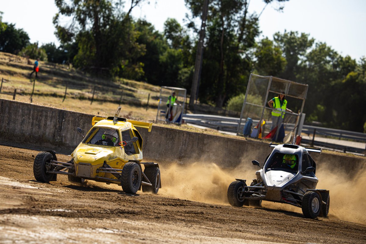 CERX_RFEDA's tweet photo. Marc Batlle lidera #CrosscarRX🟡

Las victorias en Miranda de Ebro y Castelo Branco le sitúan al frente del #CERXLoterías... con el permiso de Alexandre Borges que buscará batirle en @MontalegreRX  ⚔️

Y, Rodrigo Suárez con la caña de pescar preparada 🎣

#CERX #Rallycross https://t.co/T8RdZcrY83