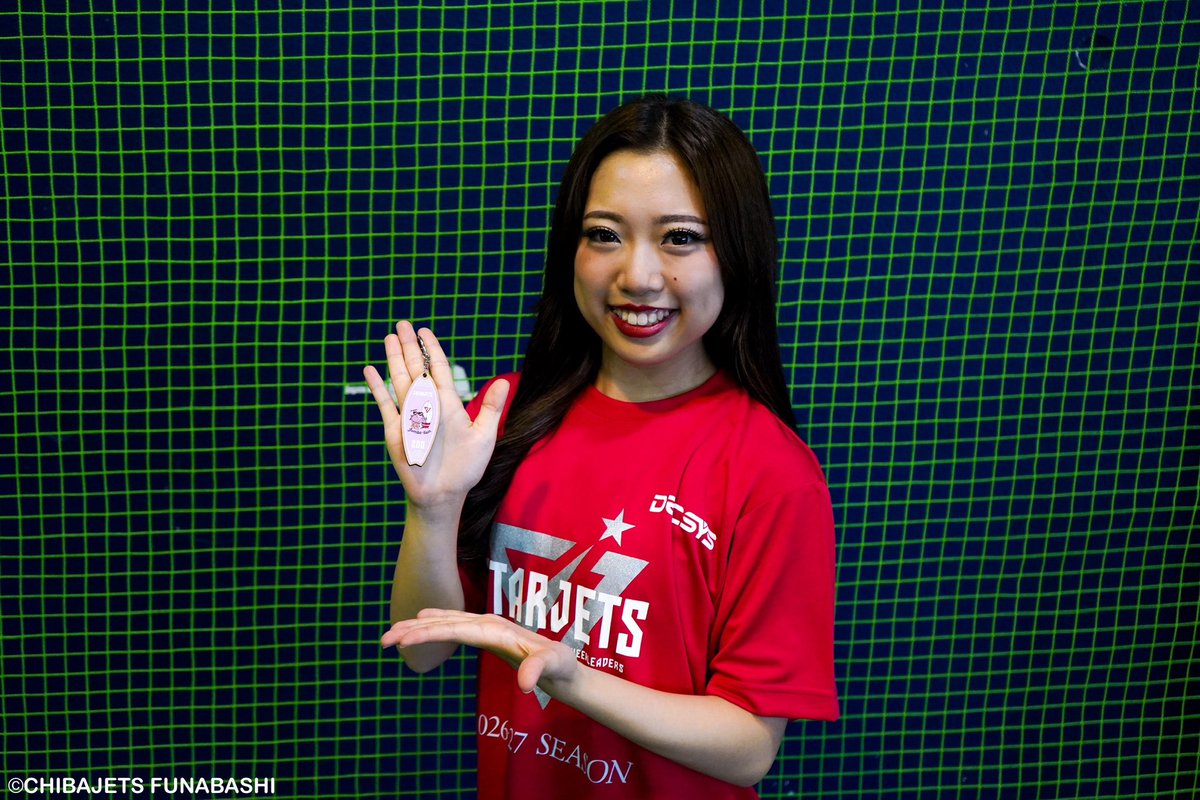 StaffStarjets's tweet photo. ☀️SUMMER GOODS☀️

先日の練習で、#STARJETS メンバーも実際にグッズを手にしました✨

「かわいい！」「欲しい！」と大盛り上がり😍

この夏にぴったりのアイテムが揃っています🌻
ぜひチェックしてください✅

#千葉ジェッツ https://t.co/wQ18VhMCkv