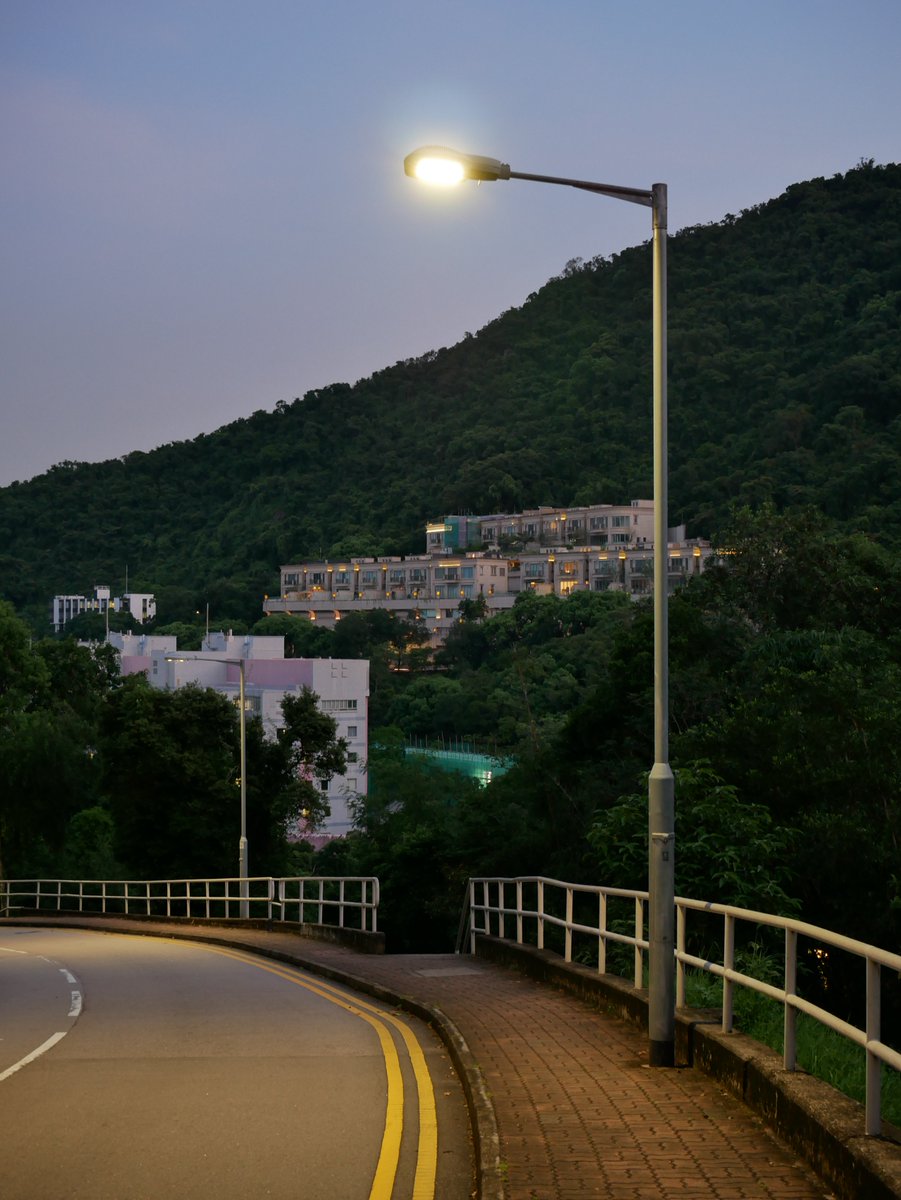 SuWhuo's tweet photo. CUHK 的山路 https://t.co/mHkSTAw9Iv