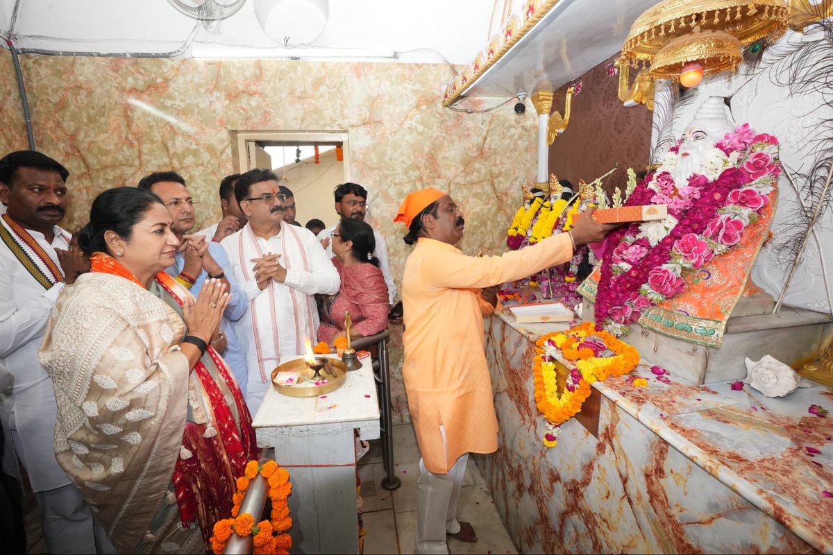 gupta_rekha's tweet photo. गुरु पूर्णिमा के पावन अवसर पर मंदिर मार्ग स्थित भगवान महर्षि वाल्मीकि मंदिर में दर्शन एवं पूजा-अर्चना कर यह प्रार्थना की, कि गुरुओं की कृपा और आशीर्वाद से सभी के जीवन में ज्ञान, सुख, समृद्धि और मंगल का प्रकाश सदैव बना रहे।

आदिकवि महर्षि वाल्मीकि भारतीय गुरु परंपरा के अमर प्रकाशस्तंभ हैं। उनकी अमर वाणी ने युगों-युगों से समाज को ज्ञान, मर्यादा और मानवता का मार्ग दिखाया है। गुरु ही वह दिव्य शक्ति हैं, जो व्यक्ति को संस्कार, समाज को सद्भाव और राष्ट्र को सही दिशा प्रदान करते हैं।

गुरु पूर्णिमा के पावन पर्व पर सभी देशवासियों को हार्दिक शुभकामनाएं।

#GuruPurnima