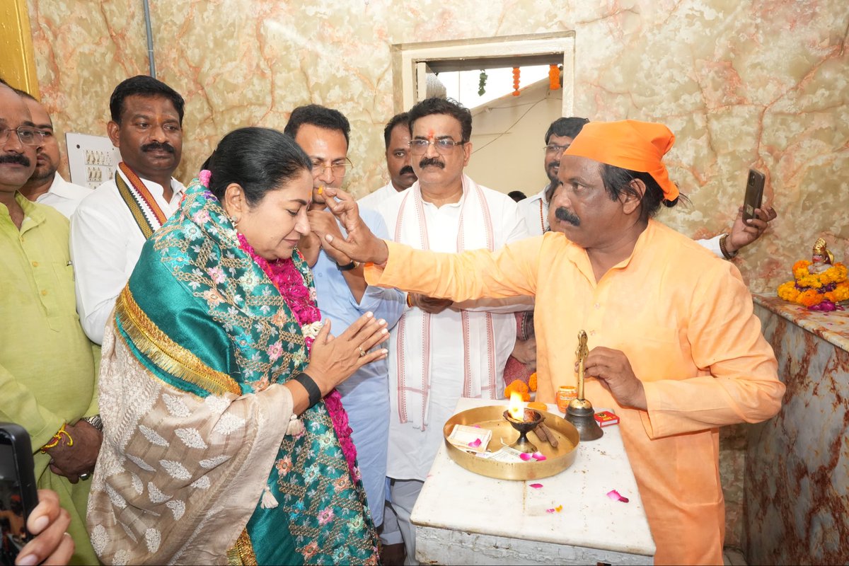 gupta_rekha's tweet photo. गुरु पूर्णिमा के पावन अवसर पर मंदिर मार्ग स्थित भगवान महर्षि वाल्मीकि मंदिर में दर्शन एवं पूजा-अर्चना कर यह प्रार्थना की, कि गुरुओं की कृपा और आशीर्वाद से सभी के जीवन में ज्ञान, सुख, समृद्धि और मंगल का प्रकाश सदैव बना रहे।

आदिकवि महर्षि वाल्मीकि भारतीय गुरु परंपरा के अमर प्रकाशस्तंभ हैं। उनकी अमर वाणी ने युगों-युगों से समाज को ज्ञान, मर्यादा और मानवता का मार्ग दिखाया है। गुरु ही वह दिव्य शक्ति हैं, जो व्यक्ति को संस्कार, समाज को सद्भाव और राष्ट्र को सही दिशा प्रदान करते हैं।

गुरु पूर्णिमा के पावन पर्व पर सभी देशवासियों को हार्दिक शुभकामनाएं।

#GuruPurnima