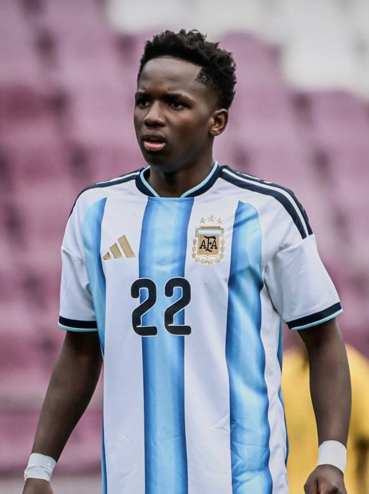 xikonex's tweet photo. Kiki Ramos the first Argentine black player just made his debut for Argentina 🇦🇷 https://t.co/q3198EfY1y