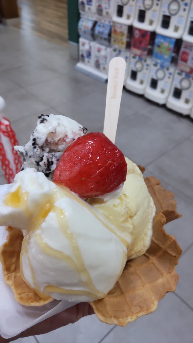 okojosan22's tweet photo. ずっと来たかった道の駅のハニービー！
今日はいちごクッキークリームと塩プリンとハニービーで😋 https://t.co/ZnN47CsUEg