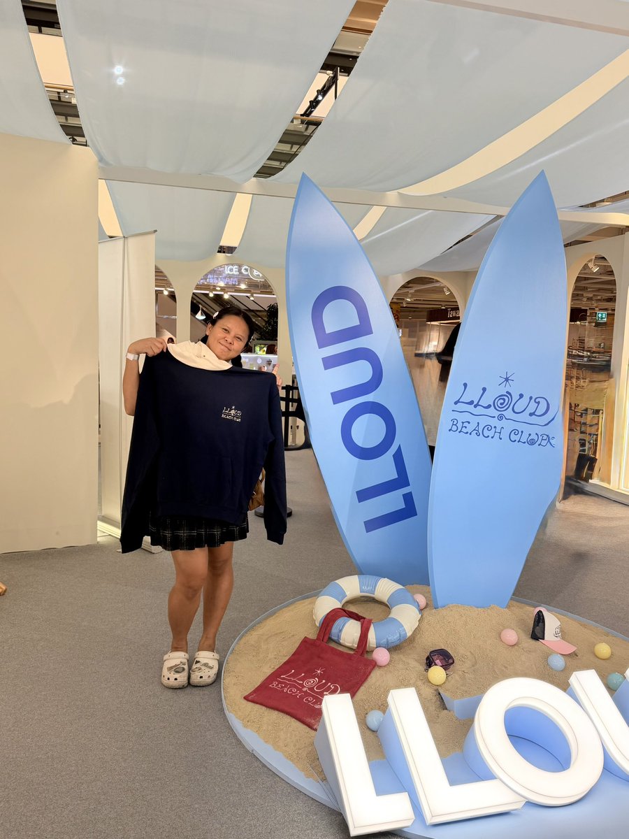 pricha_phiml's tweet photo. #LLOUDBEACHCLUB_BANGKOK
อดไม่ได้คับ มาซื้อเสื้อตัวนี้คับ เข่าอ่อนคับ บอกว่าพักคับไม่เอาคับ แต่มีคนออกตัวให้คับ ได้แล้วคับ สบายใจคับ Happy คับ https://t.co/5l9lRVuL6k