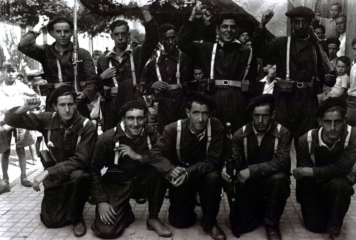 outsidersesp's tweet photo. 29 de julio de 1936: gallegos en la defensa de Donostia.

Desde el año 1920, se había instalado en Pasaia una importante colonia de marineros gallegos, que se concentraban en el barrio de Trintxerpe y que en su mayoría pertenecían al sindicato Avance Marino, integrado en la CNT. Estos marineros nada más tener conocimiento del golpe fascista comenzaron a movilizar a sus militantes para las tareas de vigilancia y para conseguir armas y explosivos. En la mañana del 19 de julio fue asaltado el cuartel de la Guardia de Asalto de La Brecha para hacerse con las armas, camiones y material militar.

A este contingente de marinos gallegos afincados en Gipuzkoa, se unió los que llegaron al puerto de Pasaia,huyendo de la guerra, otros arribaron a las costas francesas y desde allí entraron por Hendaia para continuar la lucha. Los milicianos gallegos, unos dos mil quinientos, estuvieron en diferentes frentes abiertos en Gipuzkoa: Rentería, Peñas Aya, Erlaitz y en la defensa de Irún.

En el periódico Frente Popular apareció un artículo titulado: Cómo cooperan los entusiastas pescadores de Trincherpe a la obra común; en él se narra su participación: «Esta sufrida gente de mar ha sido la primera que se ha puesto en plan de lucha. Acudieron a la capital en cuanto tuvieron noticia de que su presencia era necesaria. Hicieron otros trabajos de metalurgia a los que no se habían dedicado nunca (…) Por otra parte, dos parejas de pesca salen a la mar con objeto de procurar pescado para los hospitales de sangre y enfermos, así como para los compañeros que lo necesitan. Otros dos turnos de treinta hombres trabajan en los barcos de la Pysbe descargando el bacalao almacenado en las bodegas (…)».

La inclusión de este grupo de milicianos en el Ejercito republicano controlado por el Gobierno Vasco no fue fácil, ya que la burguesía vasca no dejaba de ver en ellos una clase obrera revolucionaria y combativa a la que venía combatiendo. El siguiente texto, justificando los motivos de su inclusión en el ejército de los milicianos gallegos, es un ejemplo de su reaccionaria ideología:

«Entre otras ventajas que nos proporcionaba la expedición,era una de ellas la de retirar de la ciudad, del puerto y de la frontera a unos cuantos cientos de gentes extrañas al País, singularmente gallegos, que imprimían un sello de violencia exótico e inconveniente a nuestra causa, que era la defensa de la República (…) Realmente controlábamos mal a aquellos grupos armados, extraños y pintorescos que daban un tinte extraño a la amable vida guipuzcoana y al carácter y maneras de producirse del país».

Mientras tanto fue entre la clase obrera y los sectores populares donde se daban las muestras de solidaridad. «Donostiarras y gallegos simpatizaron rápidamente. El mismo ideal les unía”, recogía un periódico de la época.