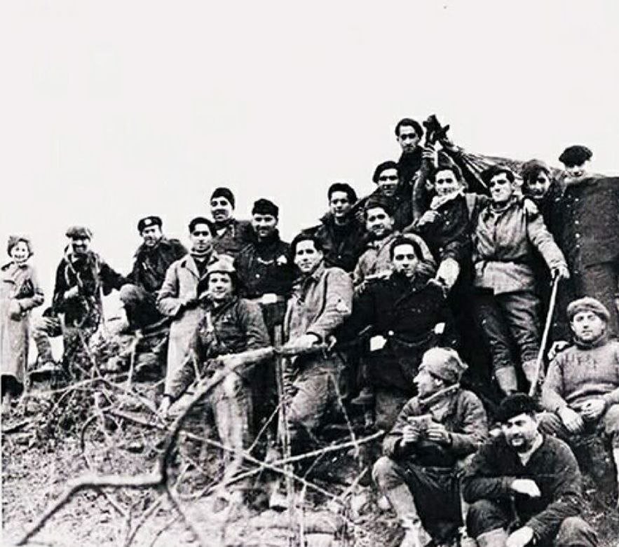 outsidersesp's tweet photo. 29 de julio de 1936: gallegos en la defensa de Donostia.

Desde el año 1920, se había instalado en Pasaia una importante colonia de marineros gallegos, que se concentraban en el barrio de Trintxerpe y que en su mayoría pertenecían al sindicato Avance Marino, integrado en la CNT. Estos marineros nada más tener conocimiento del golpe fascista comenzaron a movilizar a sus militantes para las tareas de vigilancia y para conseguir armas y explosivos. En la mañana del 19 de julio fue asaltado el cuartel de la Guardia de Asalto de La Brecha para hacerse con las armas, camiones y material militar.

A este contingente de marinos gallegos afincados en Gipuzkoa, se unió los que llegaron al puerto de Pasaia,huyendo de la guerra, otros arribaron a las costas francesas y desde allí entraron por Hendaia para continuar la lucha. Los milicianos gallegos, unos dos mil quinientos, estuvieron en diferentes frentes abiertos en Gipuzkoa: Rentería, Peñas Aya, Erlaitz y en la defensa de Irún.

En el periódico Frente Popular apareció un artículo titulado: Cómo cooperan los entusiastas pescadores de Trincherpe a la obra común; en él se narra su participación: «Esta sufrida gente de mar ha sido la primera que se ha puesto en plan de lucha. Acudieron a la capital en cuanto tuvieron noticia de que su presencia era necesaria. Hicieron otros trabajos de metalurgia a los que no se habían dedicado nunca (…) Por otra parte, dos parejas de pesca salen a la mar con objeto de procurar pescado para los hospitales de sangre y enfermos, así como para los compañeros que lo necesitan. Otros dos turnos de treinta hombres trabajan en los barcos de la Pysbe descargando el bacalao almacenado en las bodegas (…)».

La inclusión de este grupo de milicianos en el Ejercito republicano controlado por el Gobierno Vasco no fue fácil, ya que la burguesía vasca no dejaba de ver en ellos una clase obrera revolucionaria y combativa a la que venía combatiendo. El siguiente texto, justificando los motivos de su inclusión en el ejército de los milicianos gallegos, es un ejemplo de su reaccionaria ideología:

«Entre otras ventajas que nos proporcionaba la expedición,era una de ellas la de retirar de la ciudad, del puerto y de la frontera a unos cuantos cientos de gentes extrañas al País, singularmente gallegos, que imprimían un sello de violencia exótico e inconveniente a nuestra causa, que era la defensa de la República (…) Realmente controlábamos mal a aquellos grupos armados, extraños y pintorescos que daban un tinte extraño a la amable vida guipuzcoana y al carácter y maneras de producirse del país».

Mientras tanto fue entre la clase obrera y los sectores populares donde se daban las muestras de solidaridad. «Donostiarras y gallegos simpatizaron rápidamente. El mismo ideal les unía”, recogía un periódico de la época.