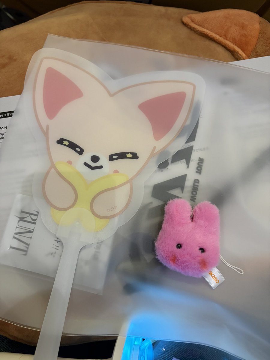 tsunnui_love's tweet photo. スキズ　StrayKids run it Seoul 入場特典　交換

譲
チャンビン　トゥエッキ
アイエン　フォクシニー

求
ハン　ハンクオッカ

郵送、29日会場手渡しどちらでも大丈夫です。
お気軽にお声掛けください♪ https://t.co/j7wRuKlUr2